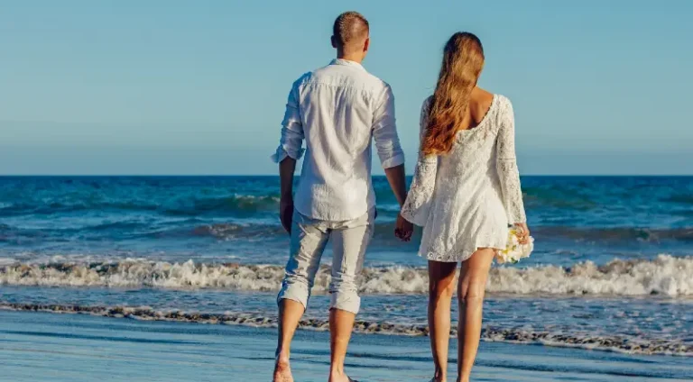couple se tenant la main rivage