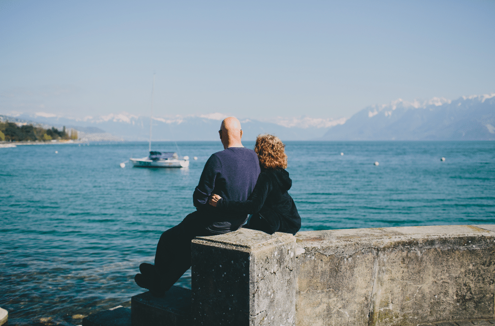 couple sérieux Vevey devant le Lac Léman