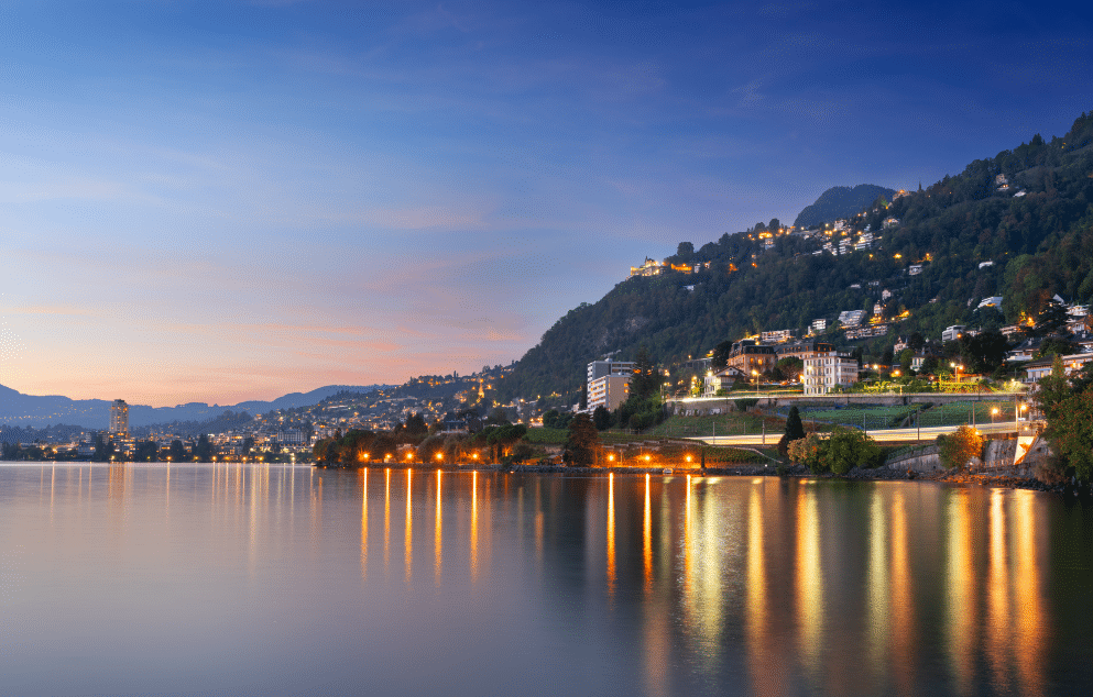 Vue de la ville de montreux le soir
