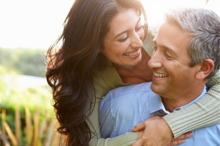 Couple accompagné par une agence matrimoniale en Suisse romande
