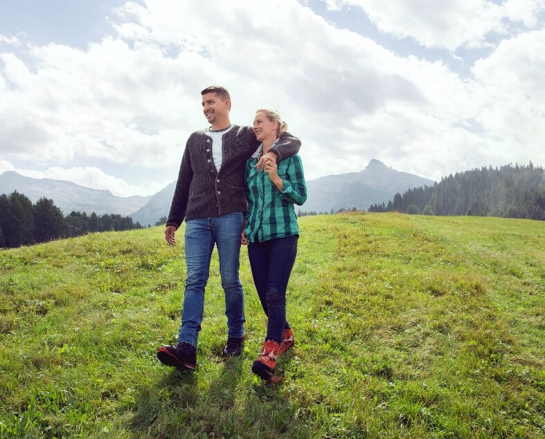 Jeune couple suisse heureux